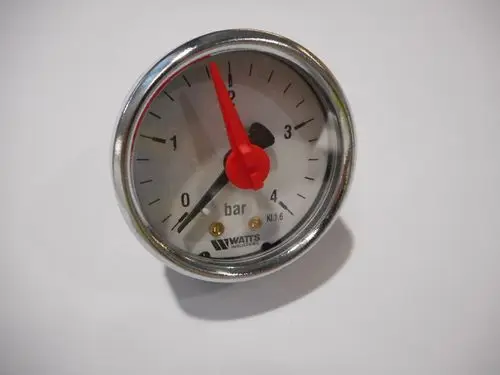 Manometer von Remeha mit weißem Ziffernblatt, rotem Zeiger und Druckanzeige in bar. Der Zeiger zeigt etwa auf die 0,5-Bar-Marke.